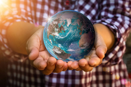 夜晚的地球掌握在人类手中.世界环境日照片