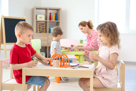 可爱的小孩子在幼儿园玩耍图片