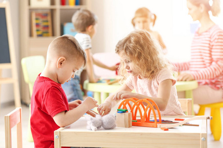 可爱的小孩子在幼儿园玩耍图片