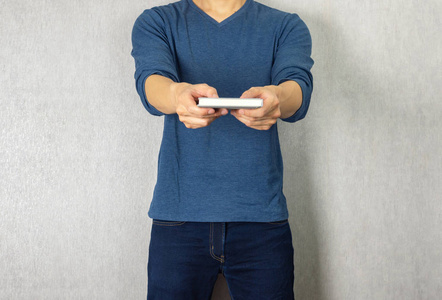 把书递给摄像机的人照片