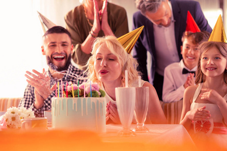 生日蛋糕女人图片