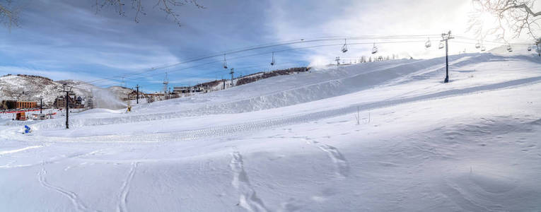 雪山上滑雪场的全景图片
