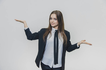 稍稍年轻迷人的女商人摊开双手,微微一笑,直视镜头,但头稍稍转了一下.