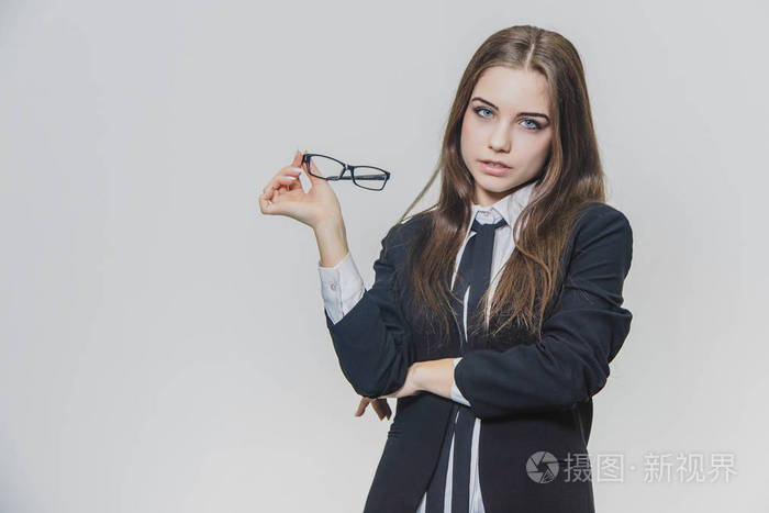 漂亮的女商人摘下她的眼镜女孩戴眼镜漂亮的年轻女子戴着黑框眼镜