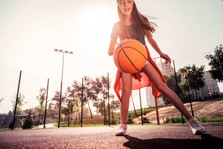 篮球比赛经验丰富的瘦小女孩图片