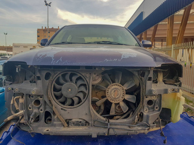 被遗弃的汽车图片