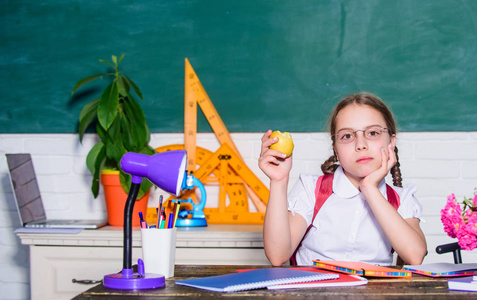 聪明的孩子概念.教室里的小天才.午餐时间.回到学校.爱因斯坦照片