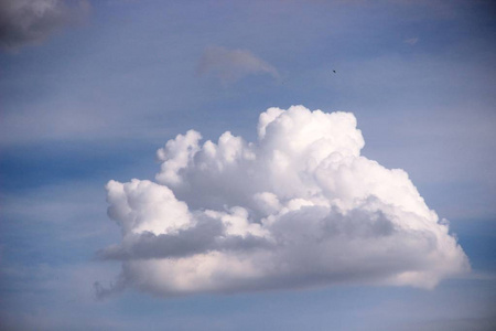 天空中的大块云朵图片-天空中的大块云朵素材-天空中的大块云朵插画-