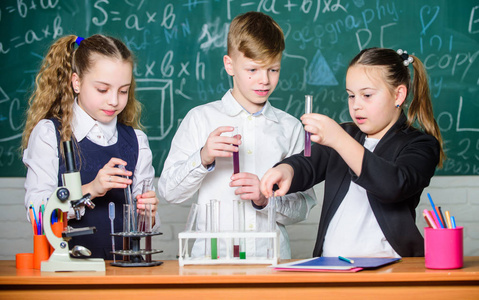 化学科学.用显微镜做生物学实验.小女孩和男孩在实验室里.