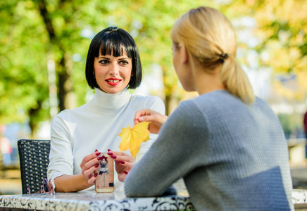 女朋友喝咖啡聊天.两个女人的对话咖啡厅露台.友谊友好关系密切照片