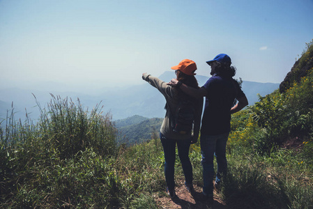 查伯克情人夫妇亚洲人旅游放松度假.站在山上的风景.山地公园很高兴.