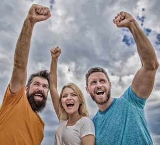 女人和男人看起来自信满满的天空背景.有凝聚力的团队行为.庆祝成功.