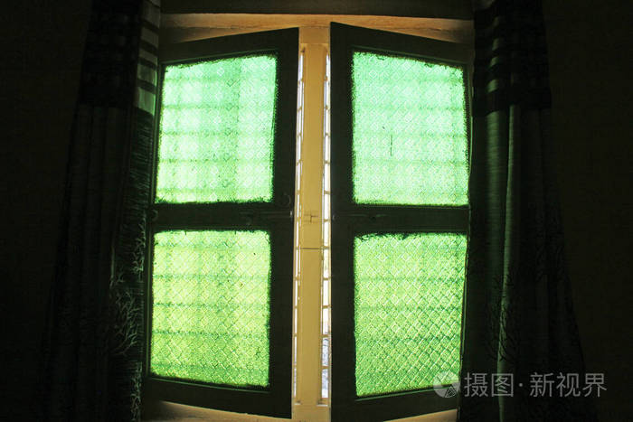 绿色窗户由老式复古玻璃制成带有花卉或几何图案