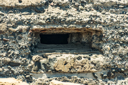 达的武器在埃尔梅达诺南海岸旧军事掩体的漏洞的详细视图.