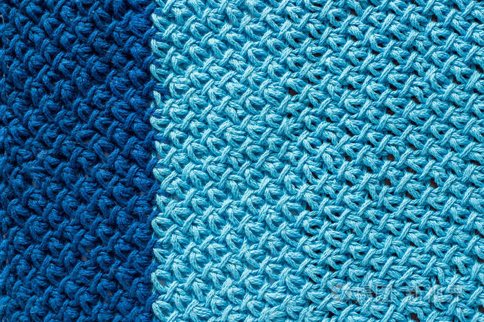 一件双色蓝色针织物背景或质地手工编织纱