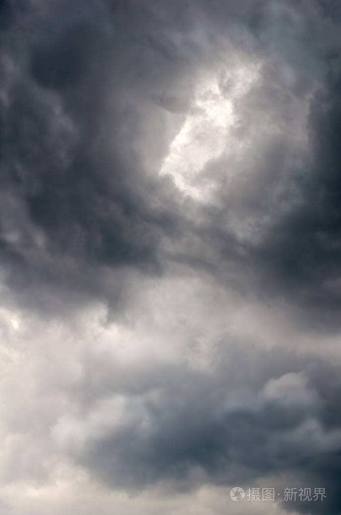 多愁善感的暴风雨天空