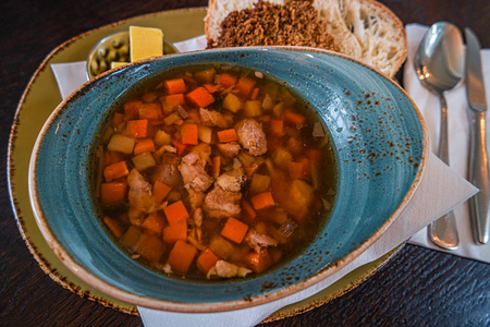 传统冰岛羊肉汤,面包和黄油,室内,冰淇淋照片