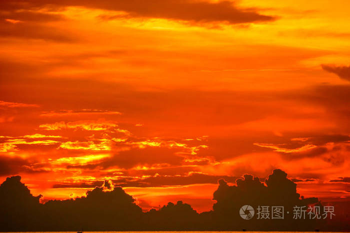 夕阳倒映在最后一片淡淡的橘红色天空云影上