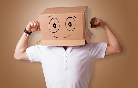纸箱面具面带微笑的纸箱头的男人照片
