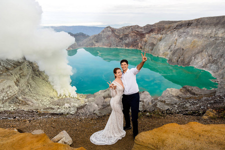 在火山口的新婚夫妇图片