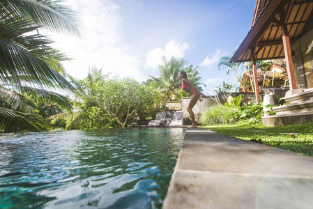 巴厘岛一个游泳池里的女人图片
