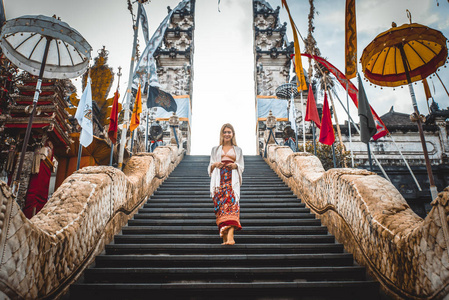 巴厘岛普罗拉林普扬寺的女人图片