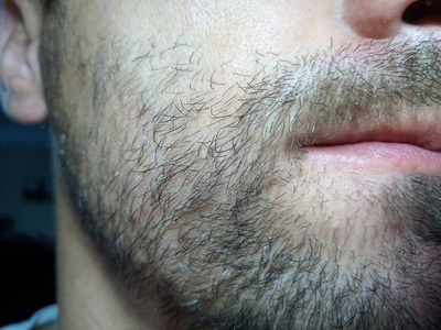 留着胡子的年轻人,附近有胡茬.刮了一个多星期的胡子.照片