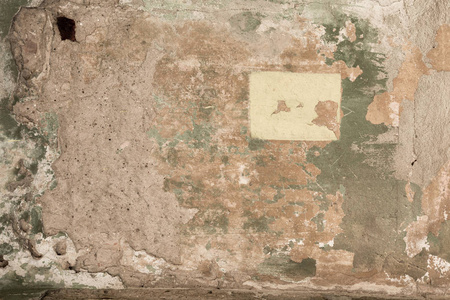 房屋墙壁上破旧破损的灰泥特写图片
