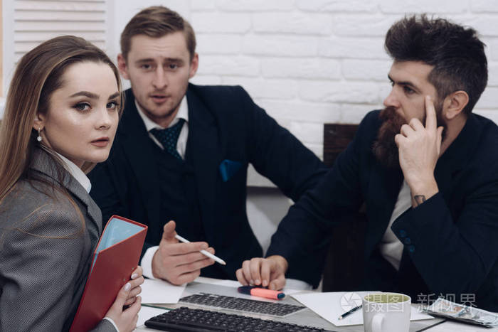 商务谈判,讨论交易条件.商务咨询概念.女律师或会计顾问企业家.