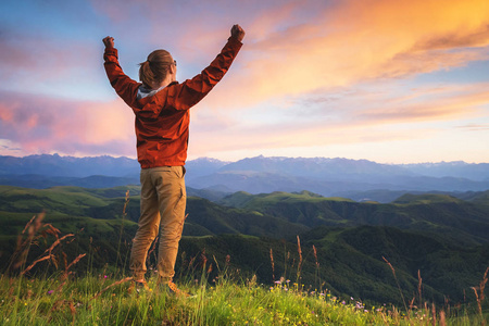 人享受自由.胜利的手势和欢乐的手举向天空照片