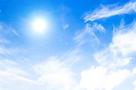 蓝天白云背景.美丽的白色蓬松的云在淡蓝色的天空背景上.