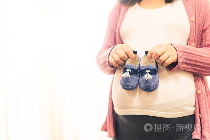 快乐的孕妇和在家待产