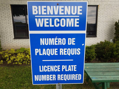 蓝色迎宾车牌号需要法语和英语照片