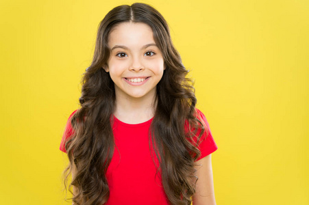 时髦的孩子.快乐的长卷发女孩.童年的幸福.小女孩微笑.美发沙龙.