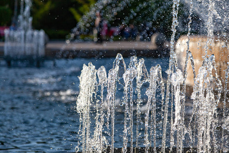 黑色喷泉水城市喷泉,喷溅着水花,水柱冻结在照片