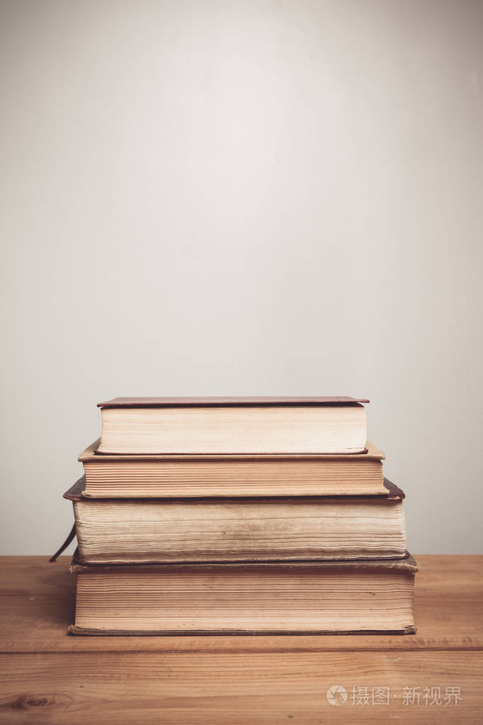 书整齐地放在桌子上