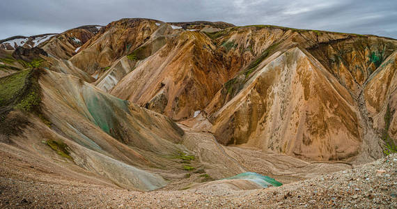 彩色流纹岩火山山脉地标全景图片