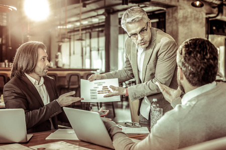 严肃的男性展示他的销售计划图片