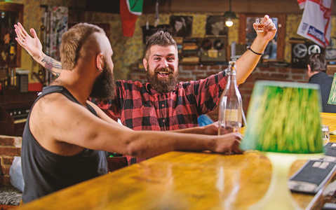 一起喝酒的男人照片