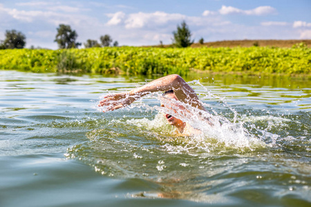 河里游泳的人图片-河里游泳的人素材-河里游泳的人插画-摄图新视界