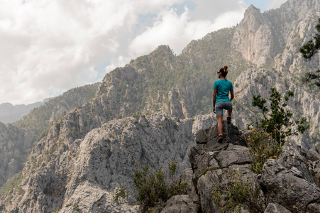 站在山顶上的年轻女孩照片