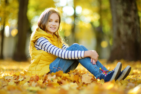 快乐的孩子开心自然公园里玩图片