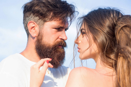 互相亲吻,戏弄,享受温柔和亲密.爱男人爱抚拥抱亲吻女人.照片