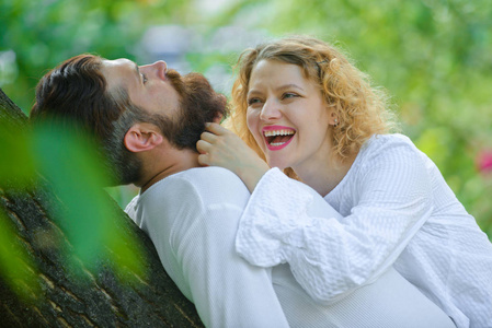 满足的女朋友和男朋友享受浪漫的时刻.热情的男人亲吻性感的女人.