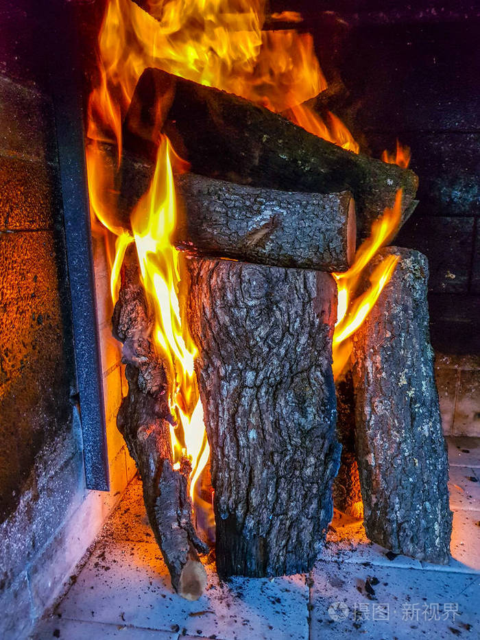 壁炉里燃烧的柴火炽热的原木火和火