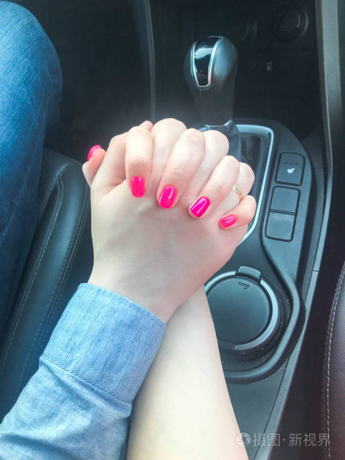 恋爱中的男男女女手牵手在汽车变速箱旁边康塞普爱情之旅