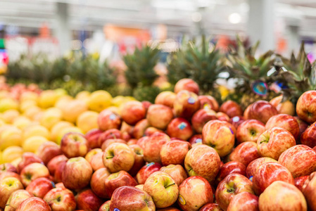 超市蔬菜部的苹果和其他水果图片