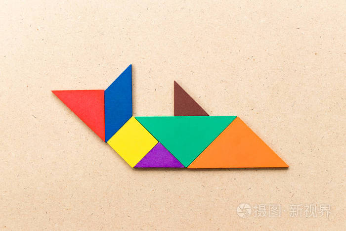 木头背景上鲨鱼或鲸鱼形状的七巧板