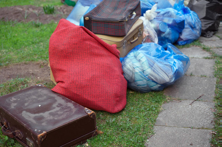 扔掉的旧物品和手提箱照片