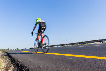 自行车赛车运动速度模糊后特写图片